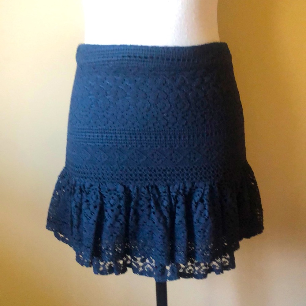NEW WITH TAGS Forever 21 Lace Tiered Skirt Zip-back with eye-hook. Navy Sz Small